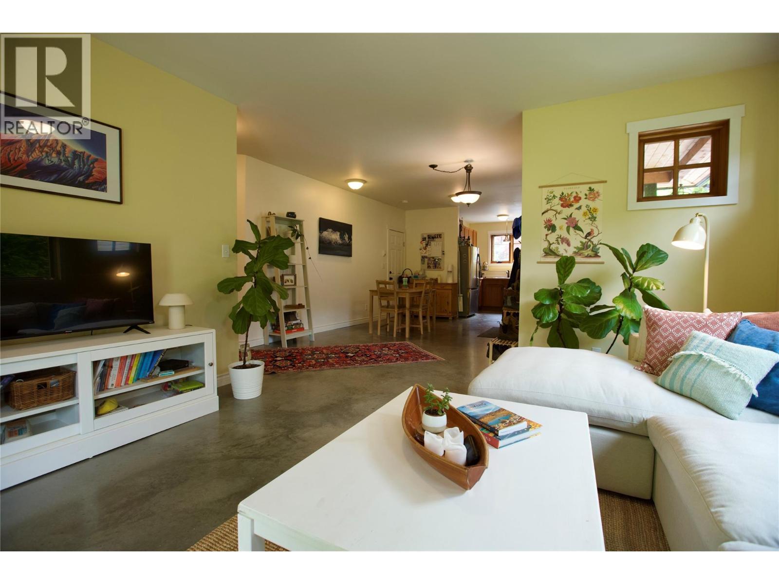 530 Foster Place, Nelson, BC - Indoor Photo Showing Living Room