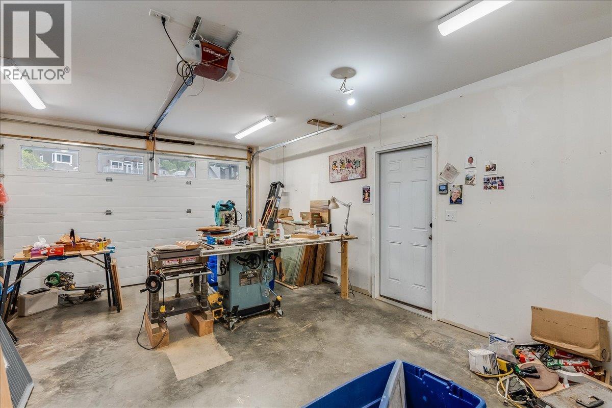 530 Foster Place, Nelson, BC - Indoor Photo Showing Garage
