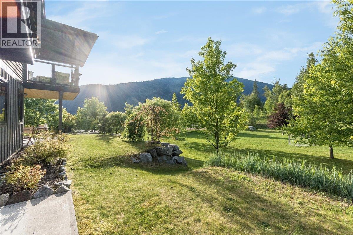 530 Foster Place, Nelson, BC - Outdoor With View