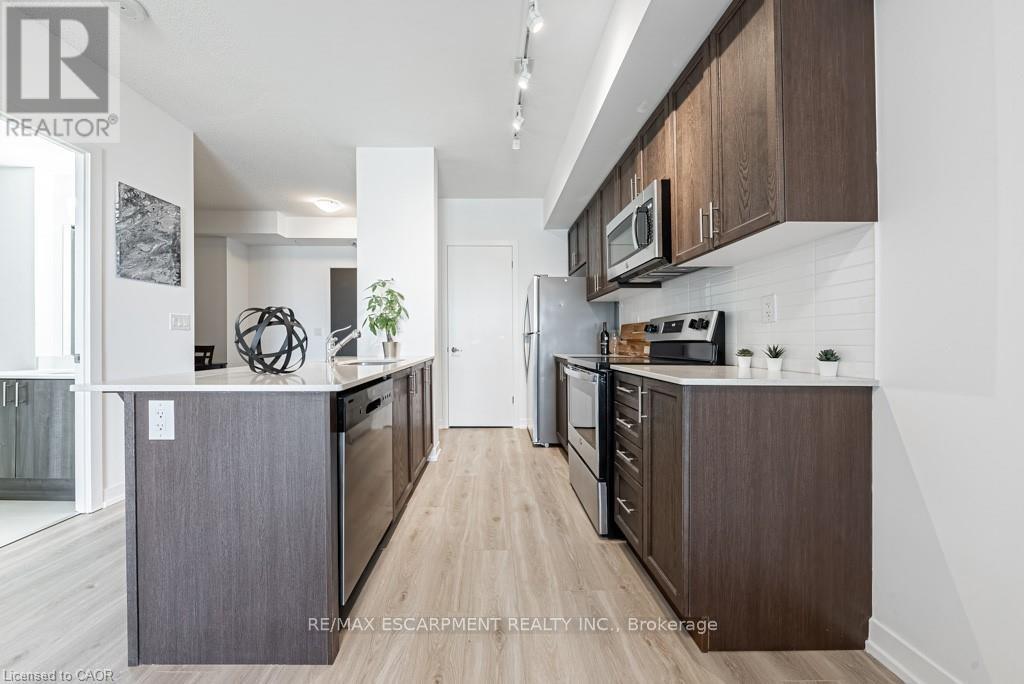 609 - 550 North Service Road, Grimsby, ON - Indoor Photo Showing Kitchen With Upgraded Kitchen