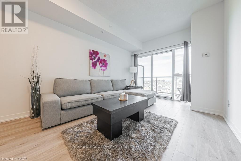 609 - 550 North Service Road, Grimsby, ON - Indoor Photo Showing Living Room