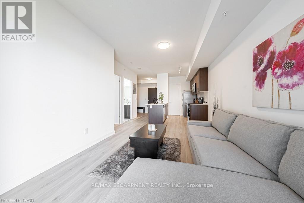 609 - 550 North Service Road, Grimsby, ON - Indoor Photo Showing Living Room