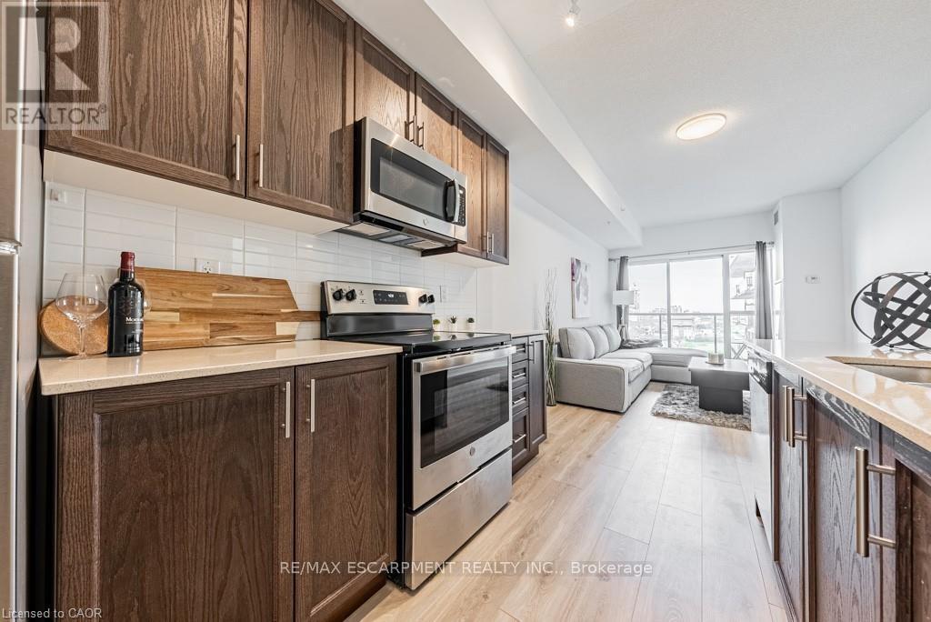 609 - 550 North Service Road, Grimsby, ON - Indoor Photo Showing Kitchen With Upgraded Kitchen