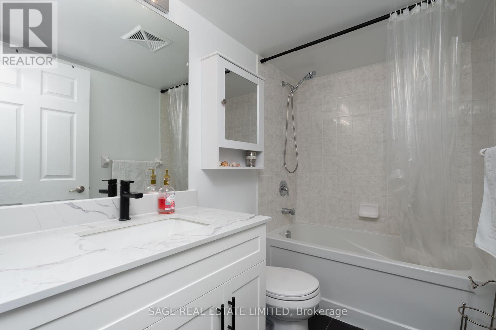 3712 - 19 Grand Trunk Crescent, Toronto, ON - Indoor Photo Showing Bathroom