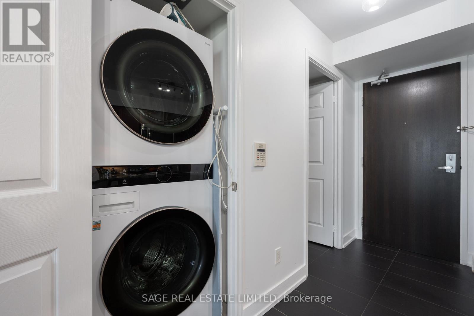 3712 - 19 Grand Trunk Crescent, Toronto, ON - Indoor Photo Showing Laundry Room