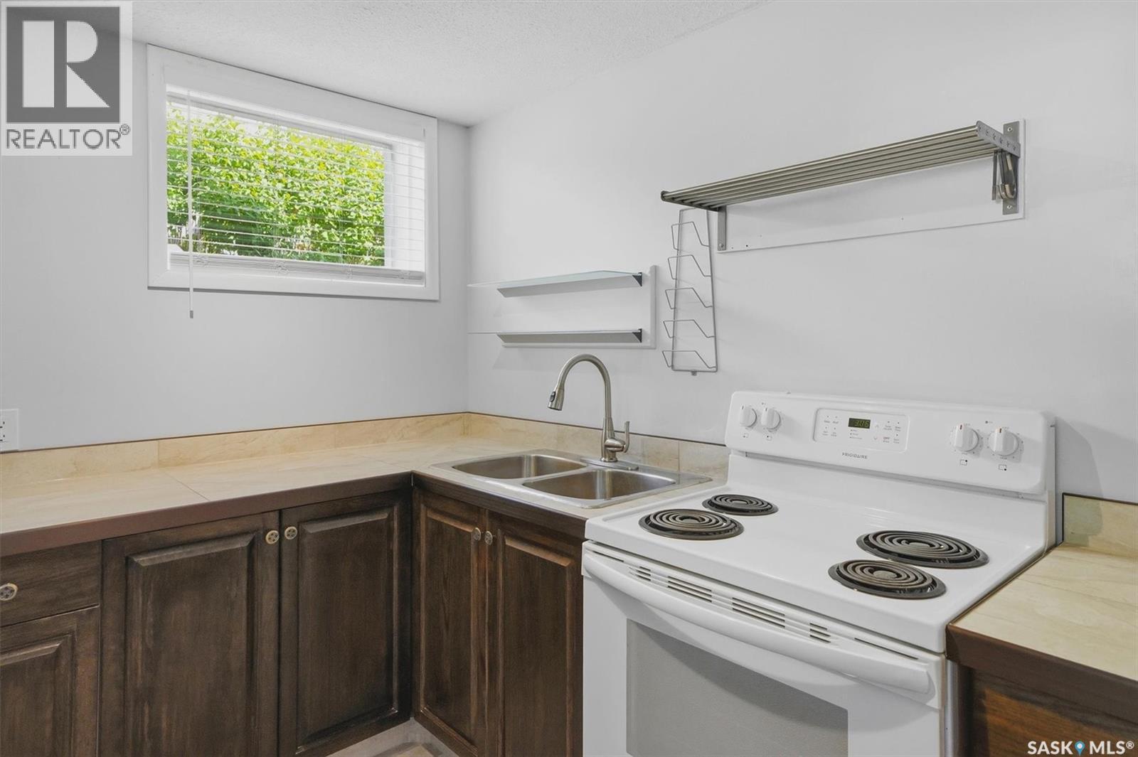 403 Willow Street E, Saskatoon, SK - Indoor Photo Showing Kitchen With Double Sink