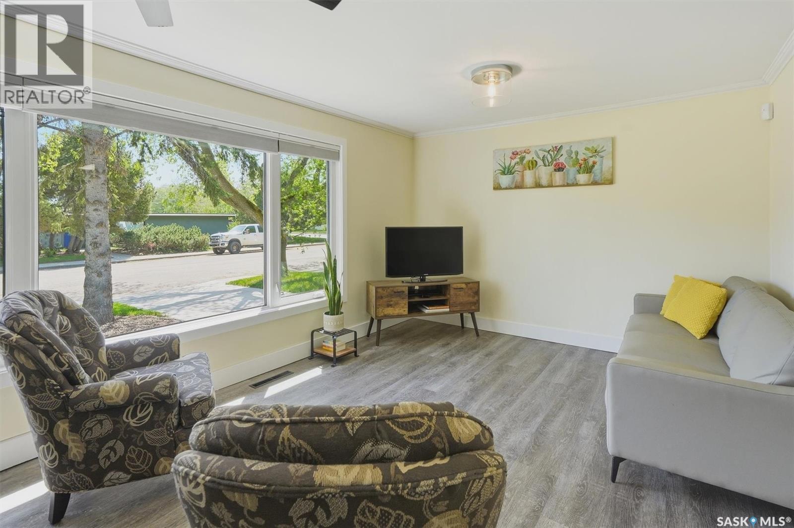 403 Willow Street E, Saskatoon, SK - Indoor Photo Showing Living Room