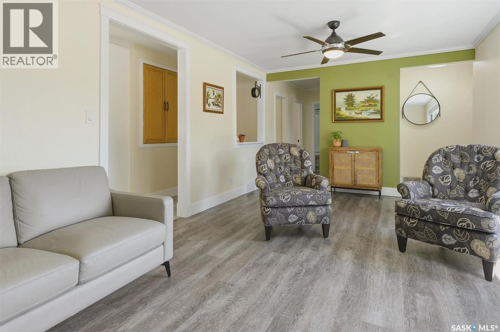 403 Willow Street E, Saskatoon, SK - Indoor Photo Showing Living Room