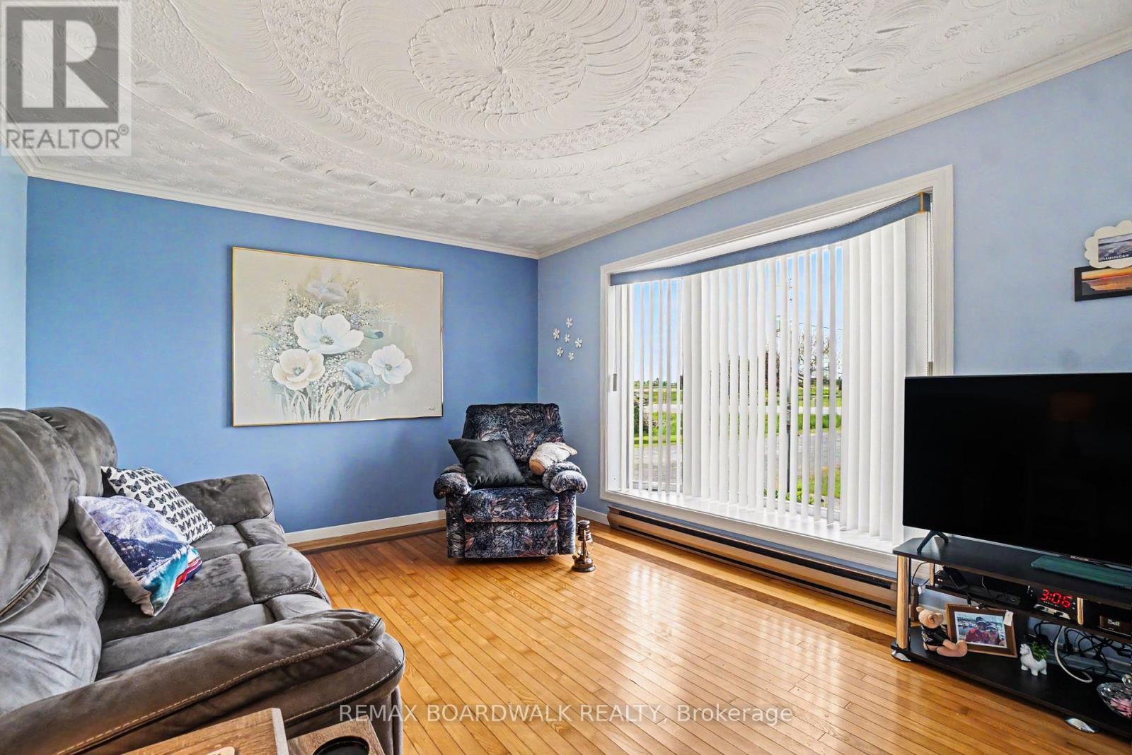 1525 Route 900 W, The Nation, ON - Indoor Photo Showing Living Room