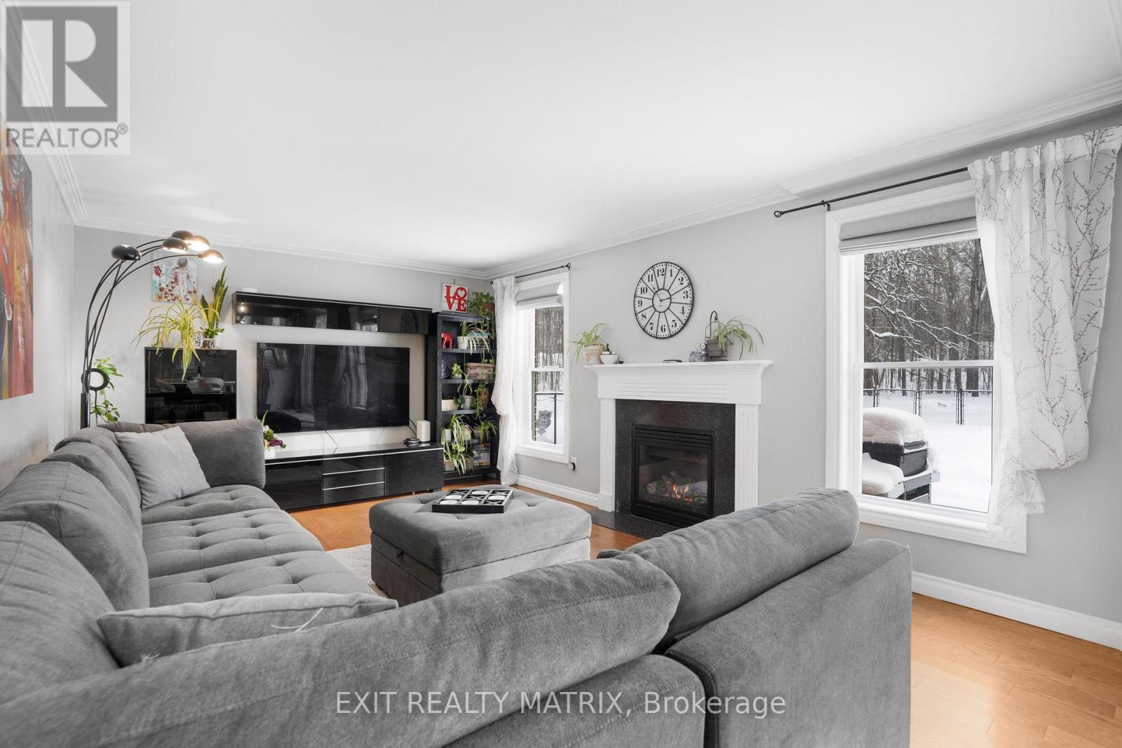 1322 Du Gouverneur Drive, Ottawa, ON - Indoor Photo Showing Living Room With Fireplace