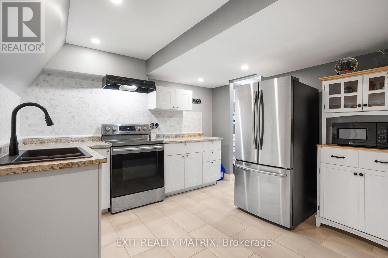1322 Du Gouverneur Drive, Ottawa, ON - Indoor Photo Showing Kitchen With Double Sink
