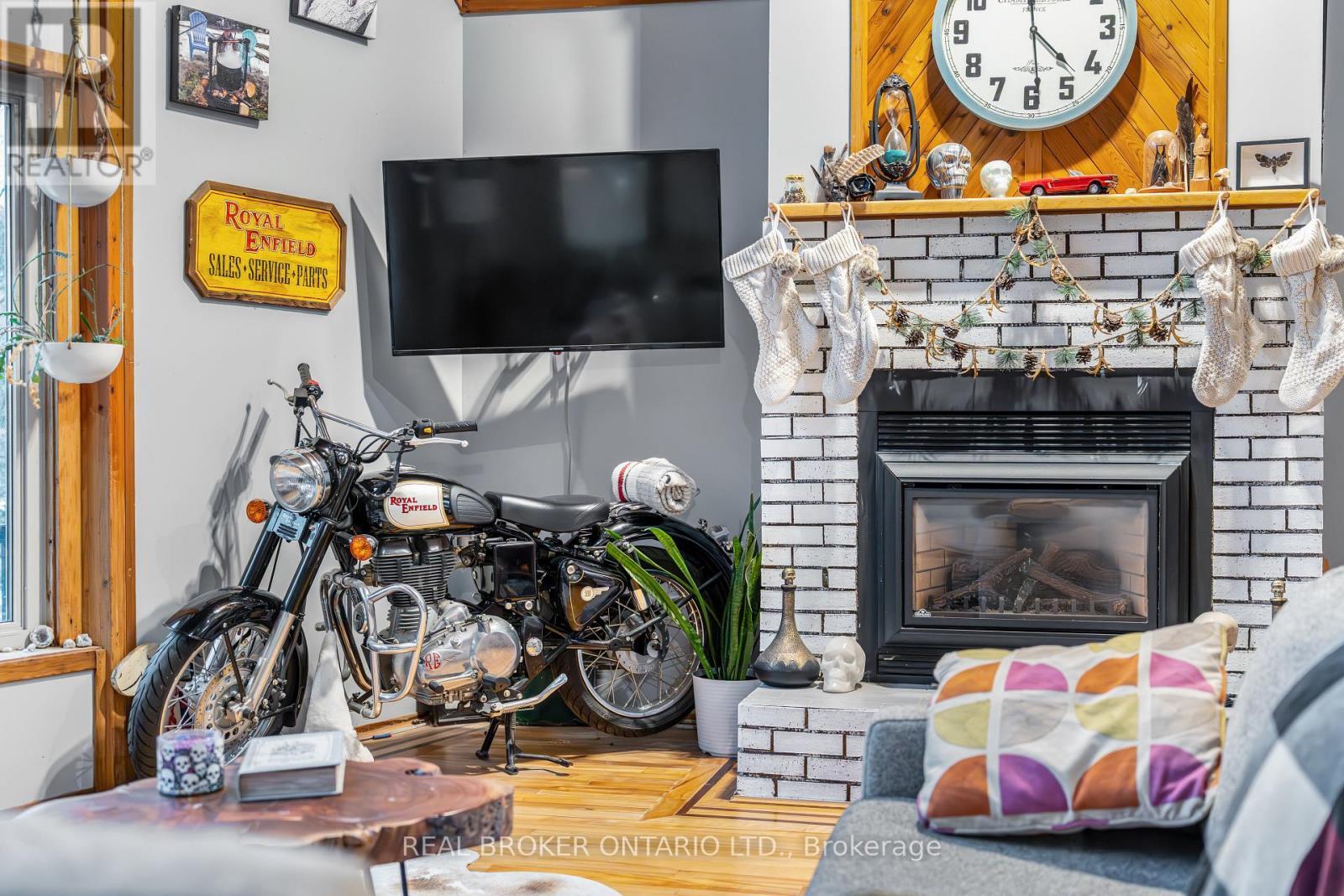 1 Woodland Drive, Mcnab/Braeside, ON - Indoor Photo Showing Living Room With Fireplace