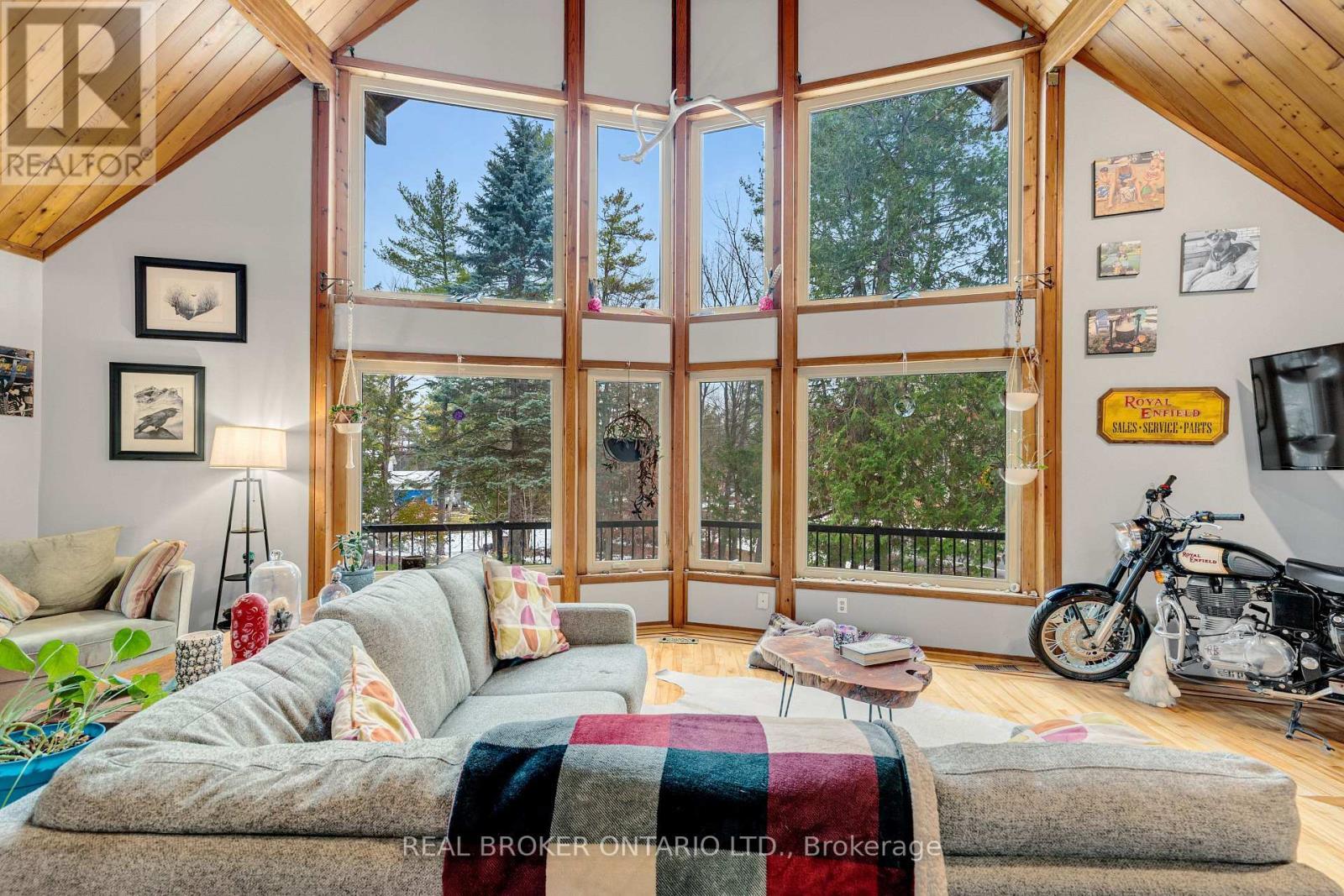 1 Woodland Drive, Mcnab/Braeside, ON - Indoor Photo Showing Living Room