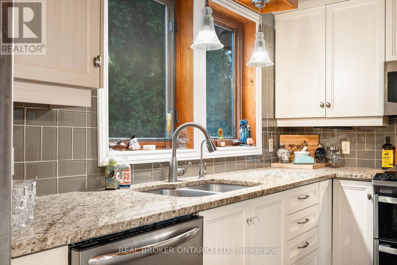 1 Woodland Drive, Mcnab/Braeside, ON - Indoor Photo Showing Kitchen With Double Sink