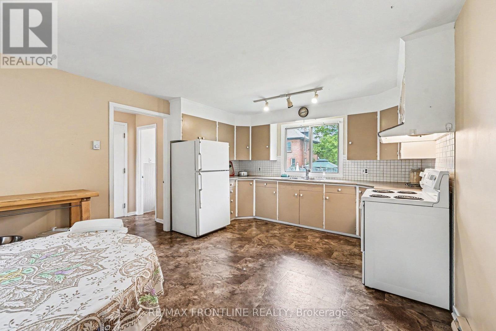 5 D'Arcy Street, Perth, ON - Indoor Photo Showing Kitchen With Double Sink