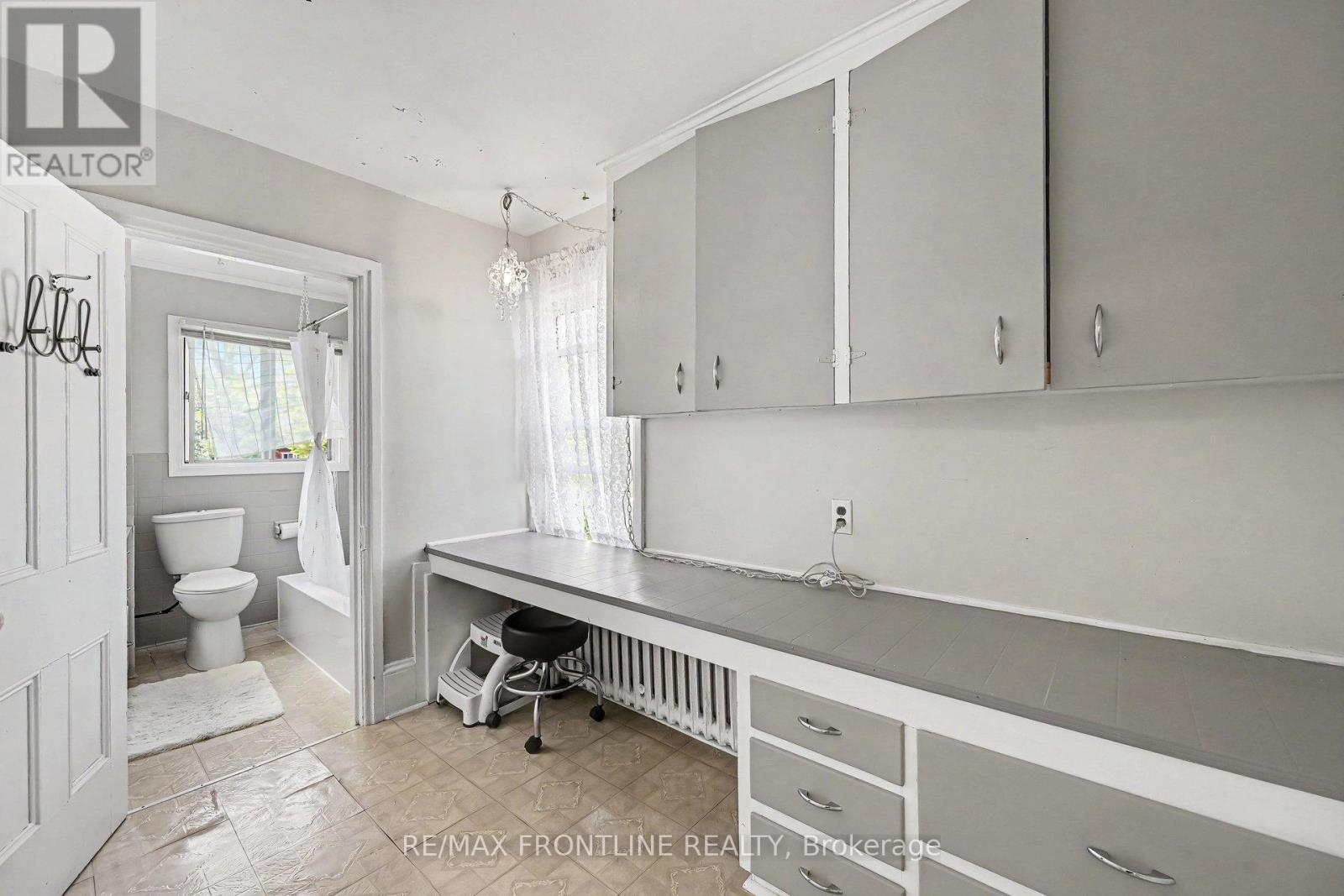 In law suite bath - 5 D'Arcy Street, Perth, ON - Indoor