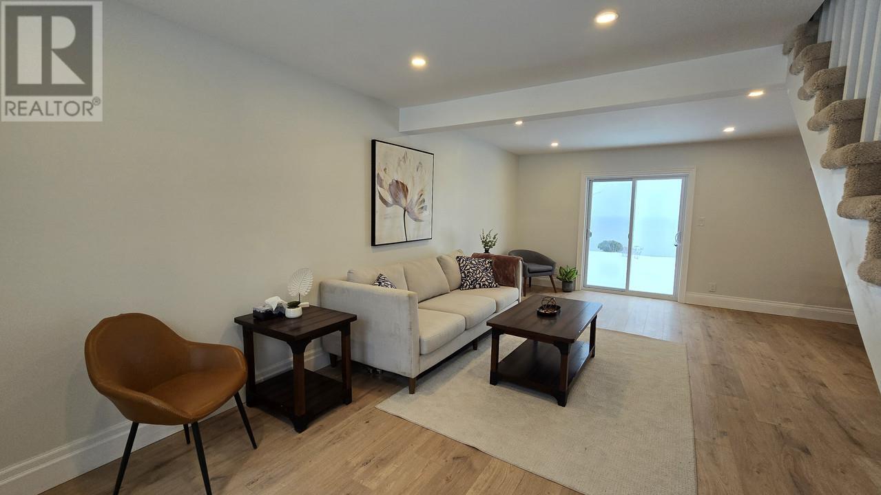44 Pinder Dr, Prince Township, ON - Indoor Photo Showing Living Room