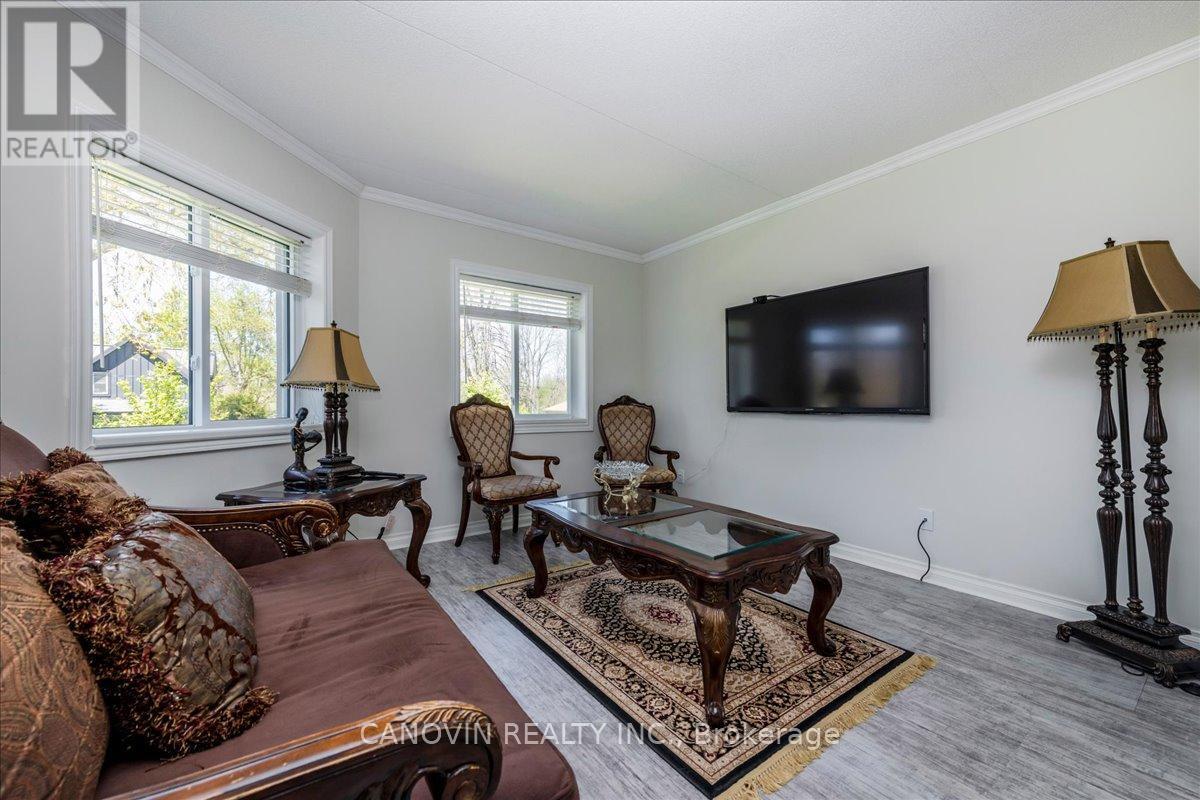 202 - 107 Bond Street, Orillia, ON - Indoor Photo Showing Living Room