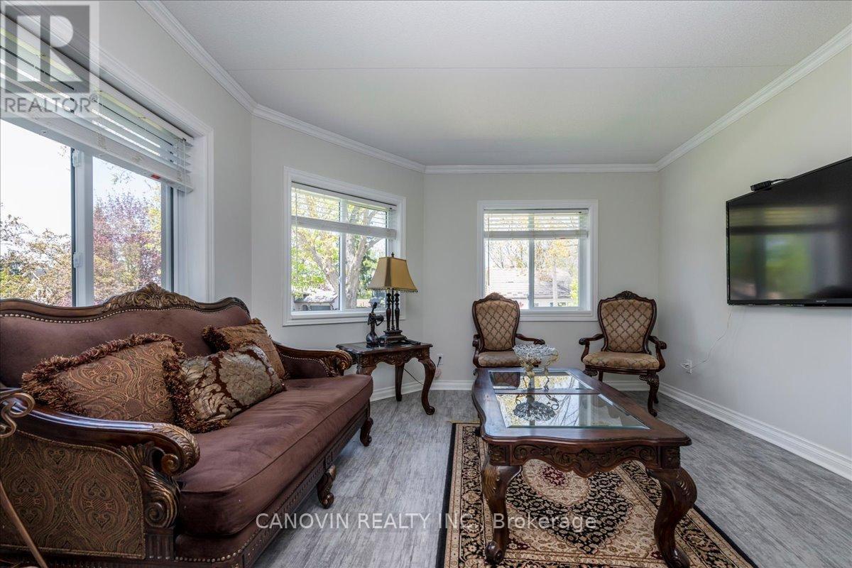 202 - 107 Bond Street, Orillia, ON - Indoor Photo Showing Living Room