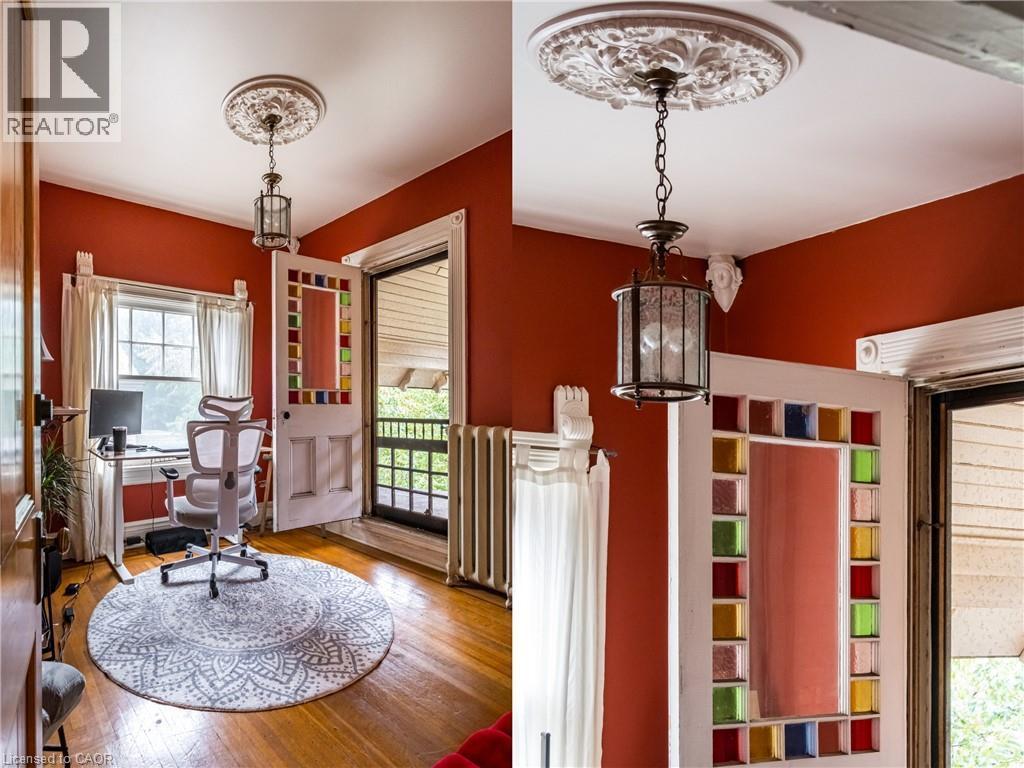 Warm-toned room with wood-finish flooring - 95-97 S Fairholt Road S, Hamilton, ON - Indoor