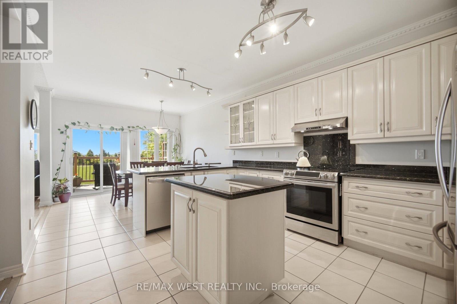 7288 Zinnia Place, Mississauga, ON - Indoor Photo Showing Kitchen