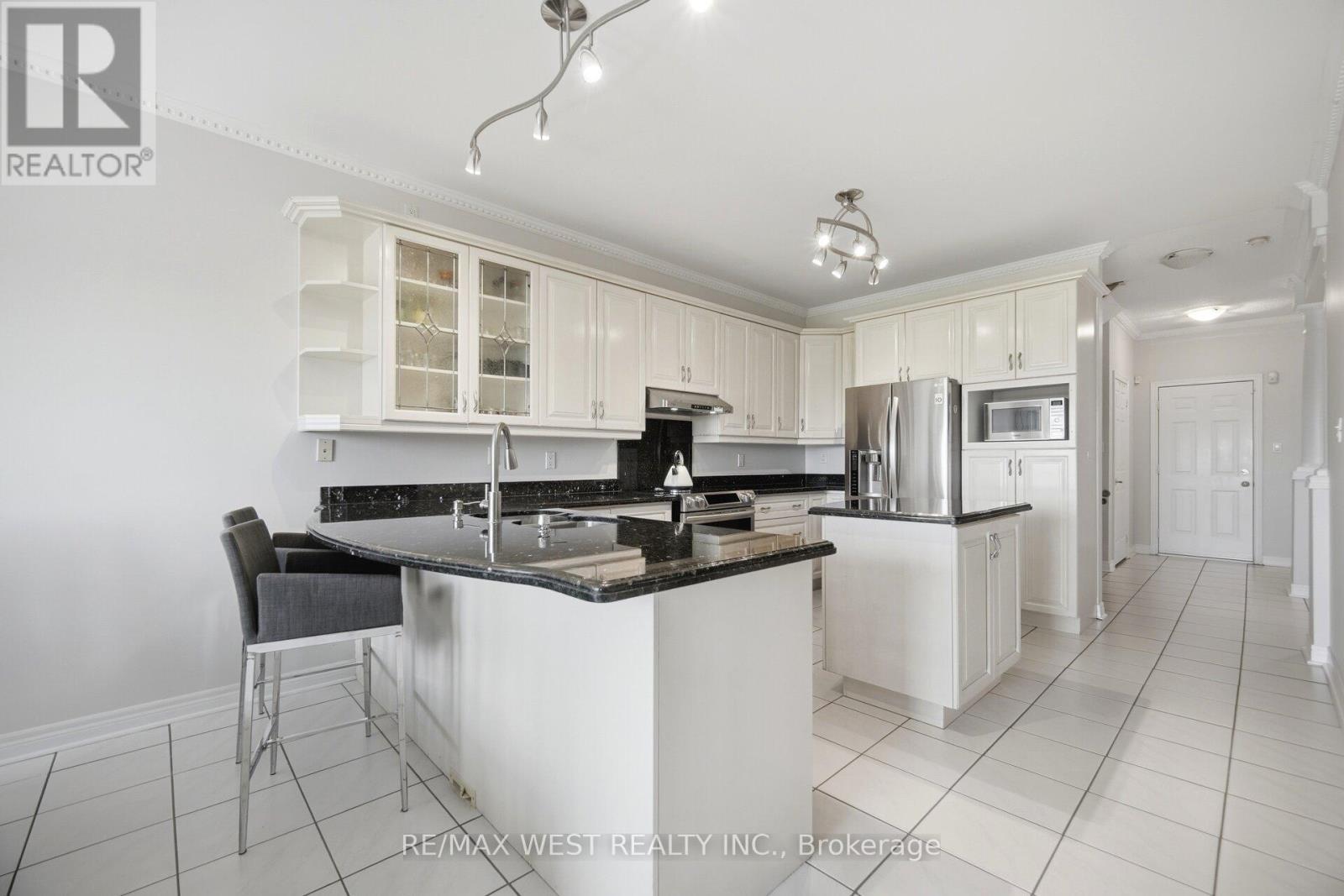 7288 Zinnia Place, Mississauga, ON - Indoor Photo Showing Kitchen