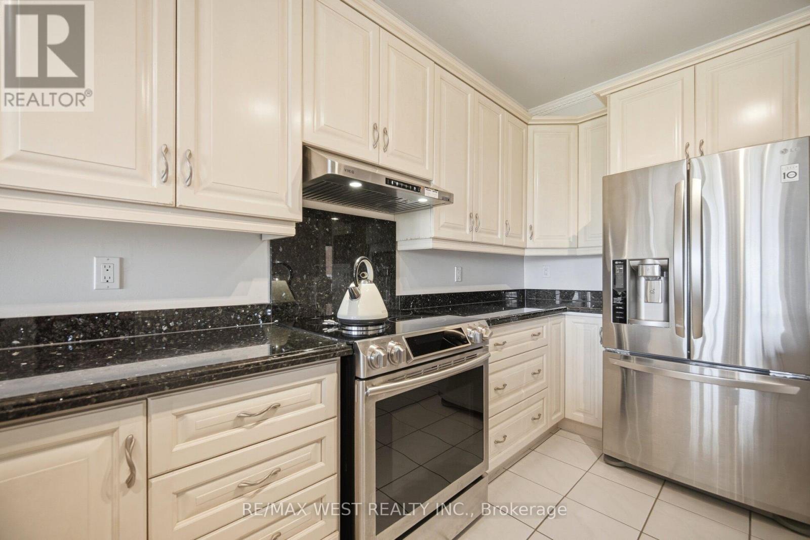 7288 Zinnia Place, Mississauga, ON - Indoor Photo Showing Kitchen