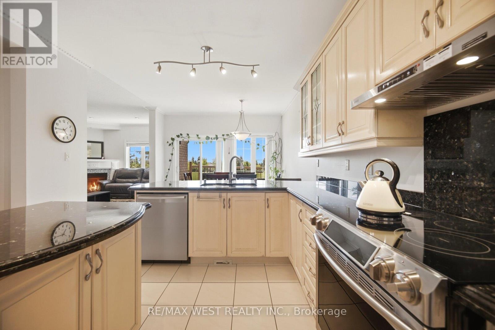 7288 Zinnia Place, Mississauga, ON - Indoor Photo Showing Kitchen With Upgraded Kitchen