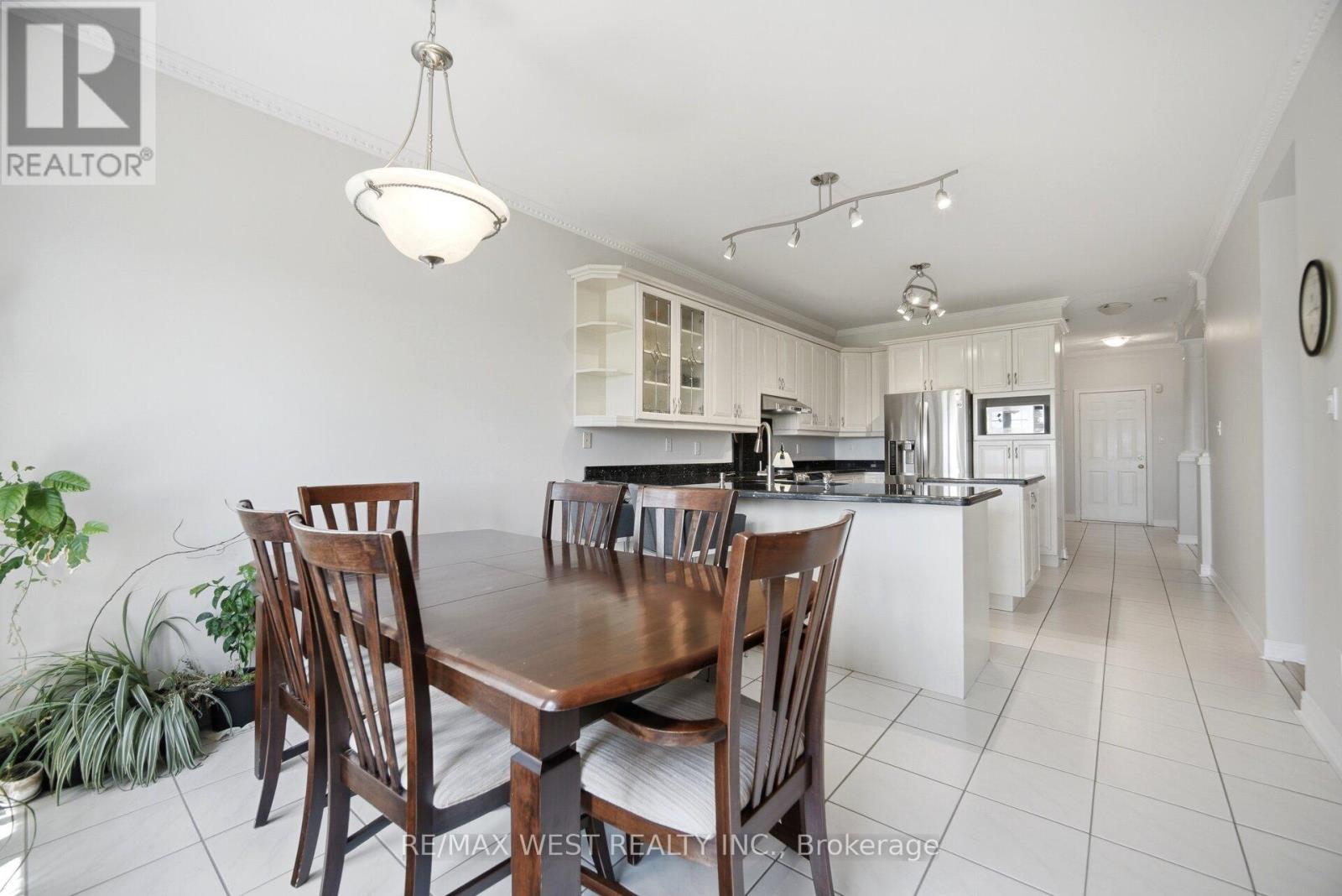 7288 Zinnia Place, Mississauga, ON - Indoor Photo Showing Dining Room