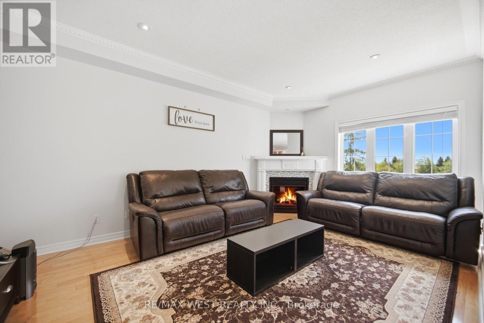 7288 Zinnia Place, Mississauga, ON - Indoor Photo Showing Living Room With Fireplace