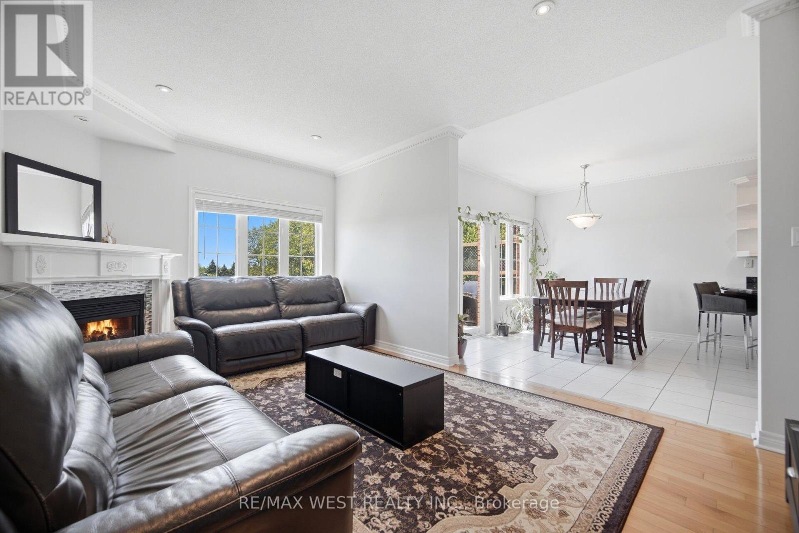 7288 Zinnia Place, Mississauga, ON - Indoor Photo Showing Living Room With Fireplace