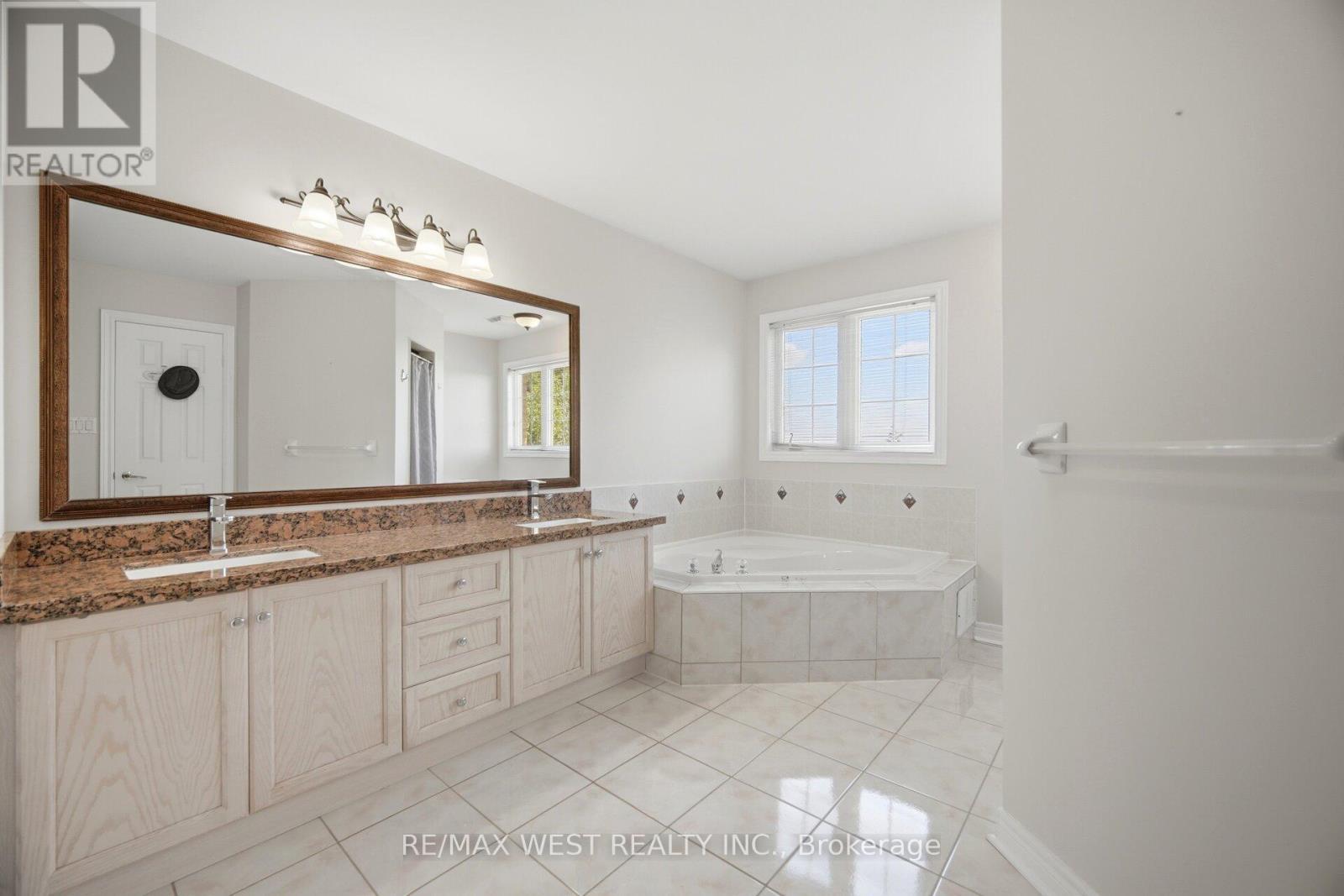 7288 Zinnia Place, Mississauga, ON - Indoor Photo Showing Bathroom