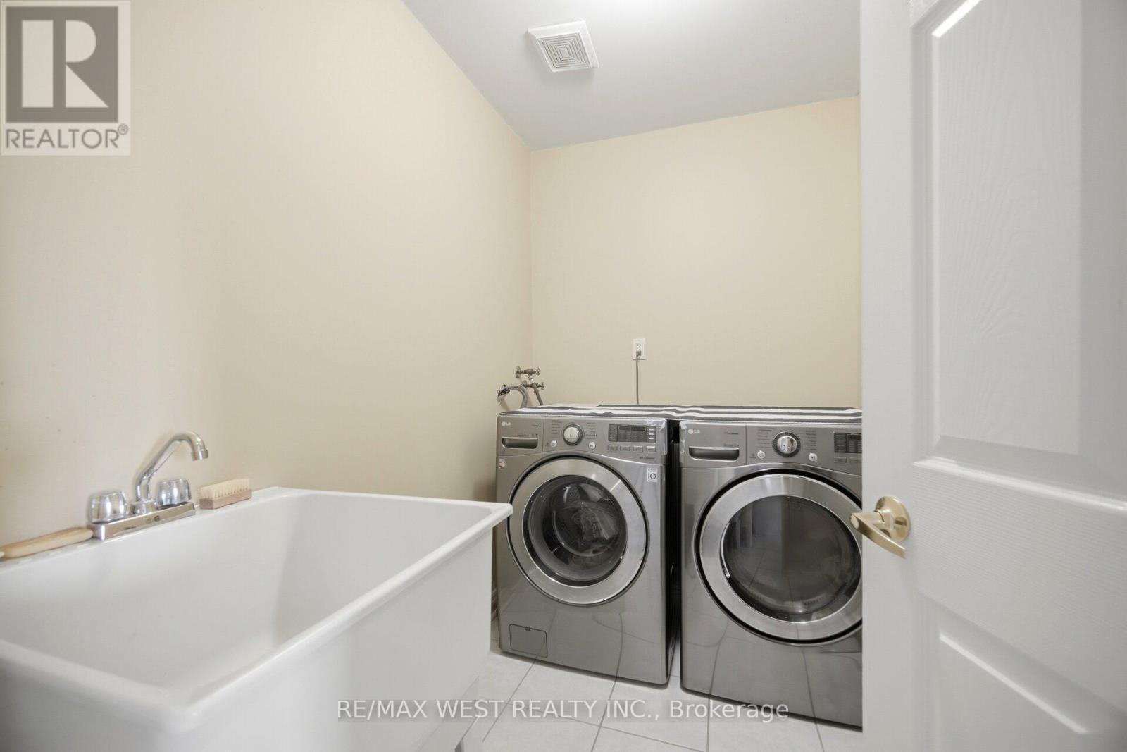 7288 Zinnia Place, Mississauga, ON - Indoor Photo Showing Laundry Room