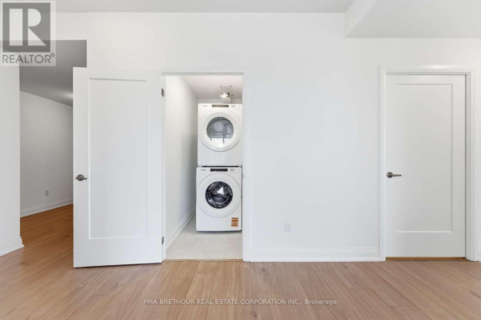 1809 - 1035 Southdown Road, Mississauga, ON - Indoor Photo Showing Laundry Room