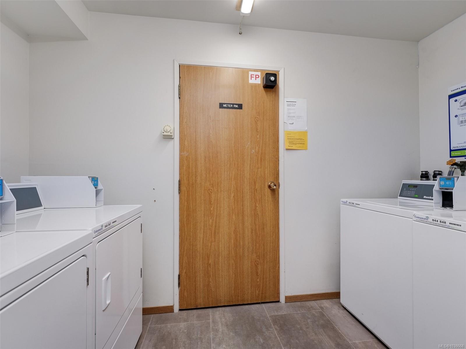 #406-3258 Alder St, Saanich, BC - Indoor Photo Showing Laundry Room