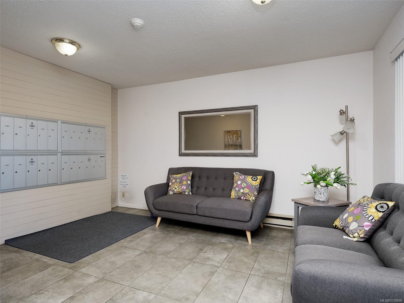 #406-3258 Alder St, Saanich, BC - Indoor Photo Showing Living Room