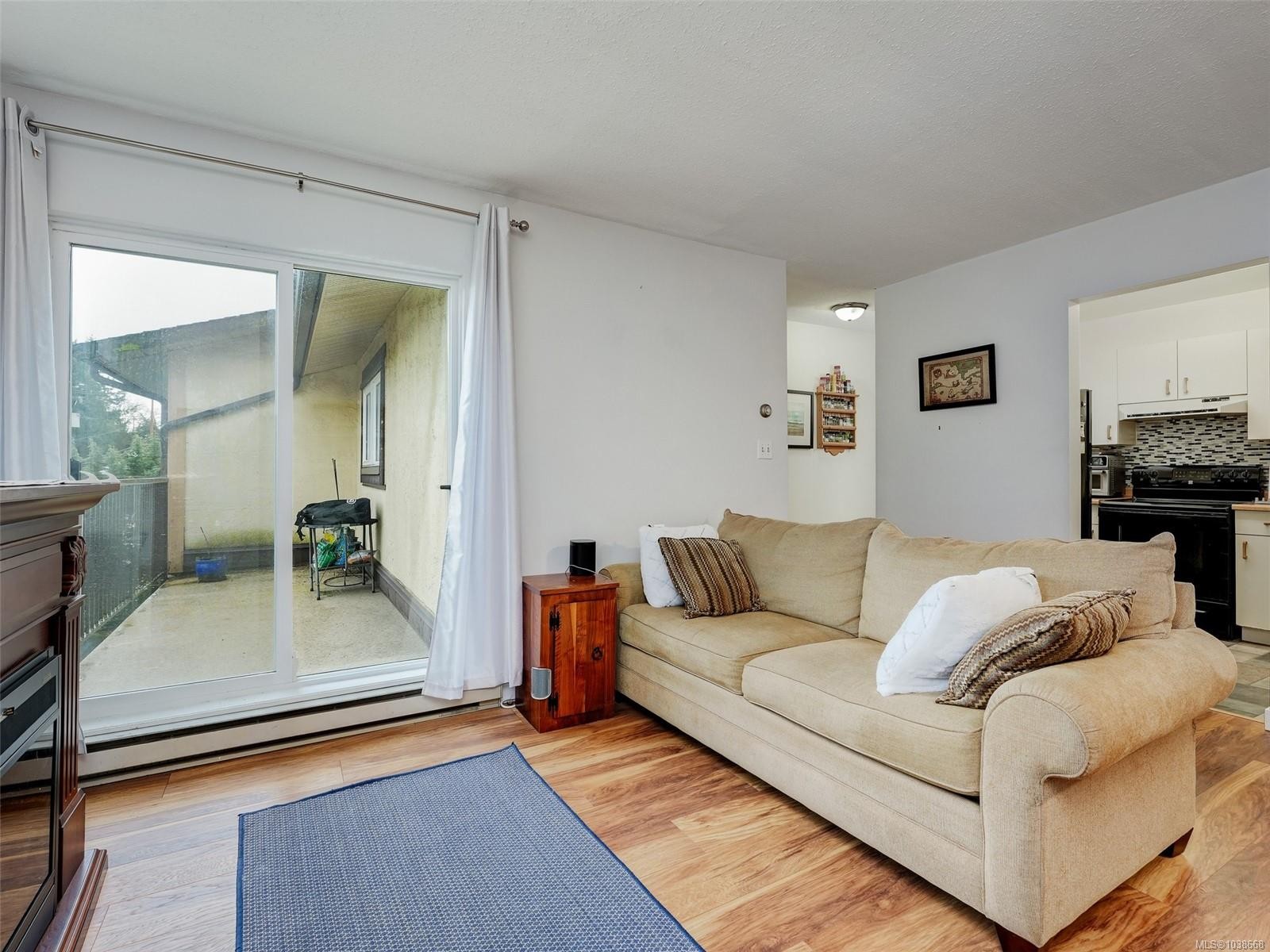 #406-3258 Alder St, Saanich, BC - Indoor Photo Showing Living Room