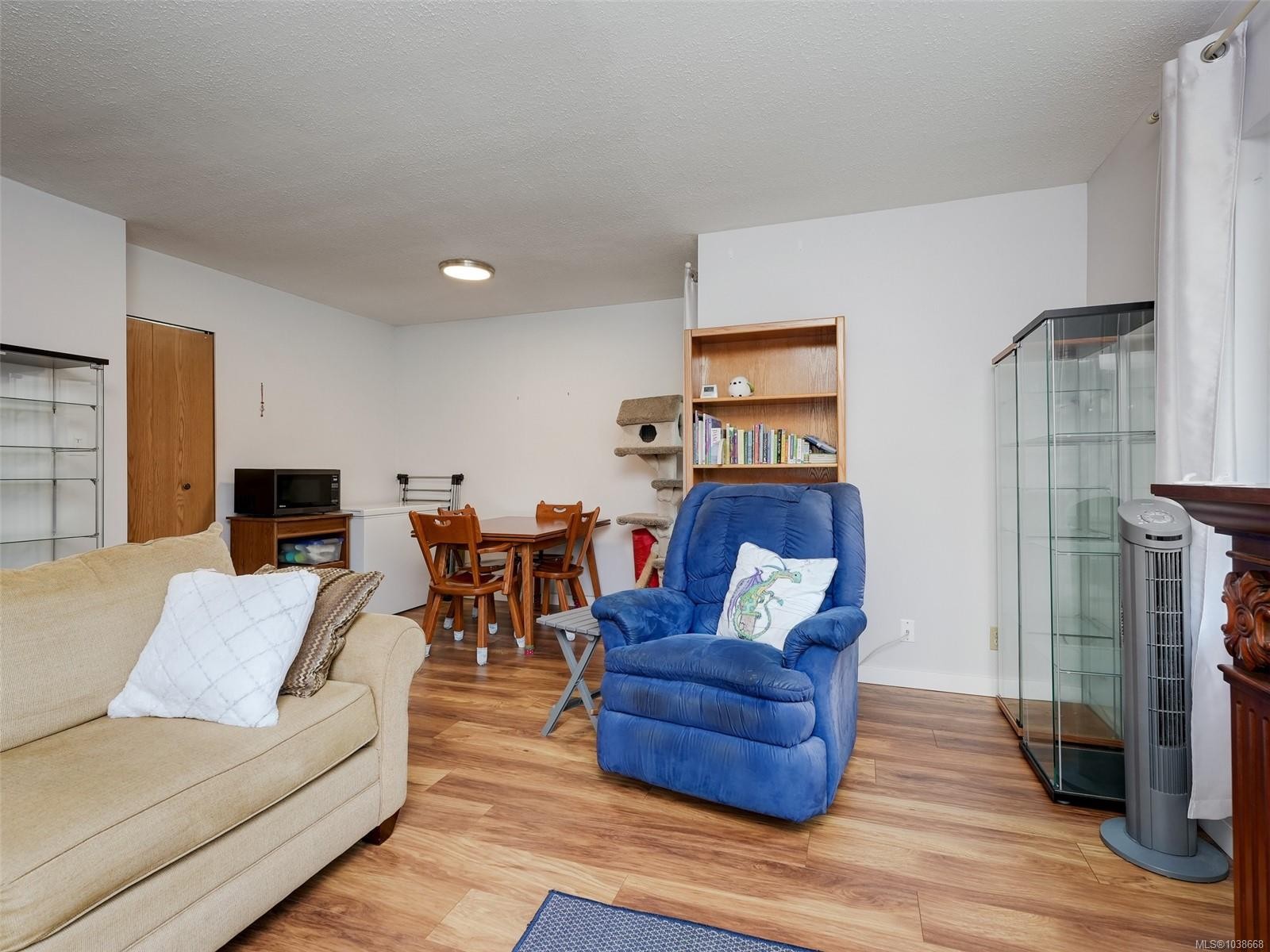 #406-3258 Alder St, Saanich, BC - Indoor Photo Showing Living Room