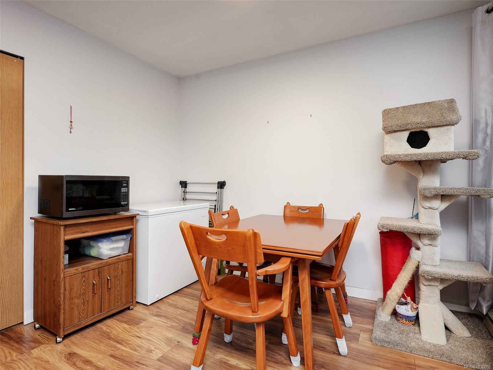 #406-3258 Alder St, Saanich, BC - Indoor