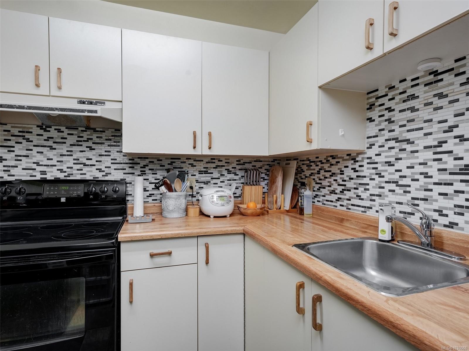#406-3258 Alder St, Saanich, BC - Indoor Photo Showing Kitchen
