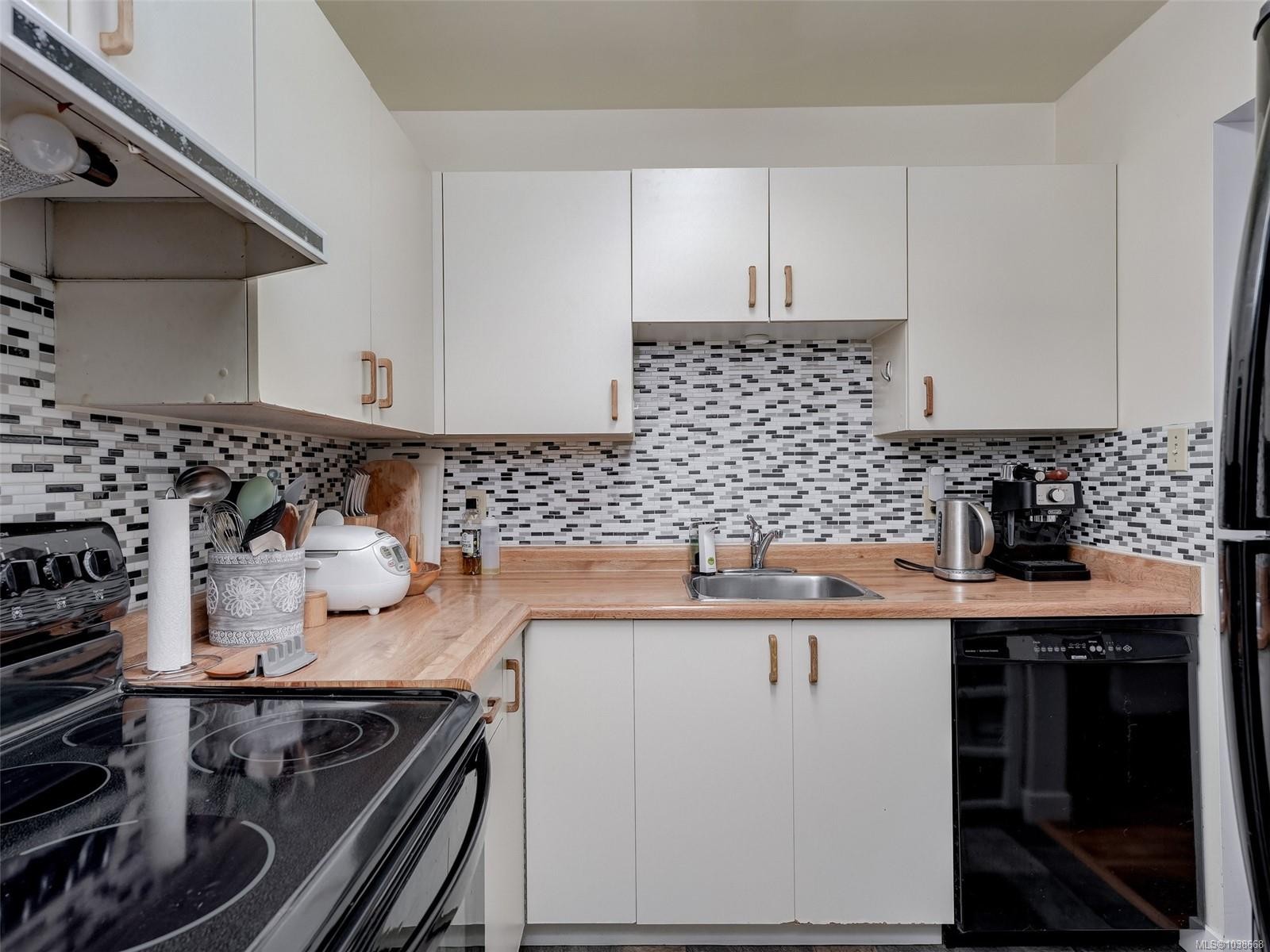 #406-3258 Alder St, Saanich, BC - Indoor Photo Showing Kitchen