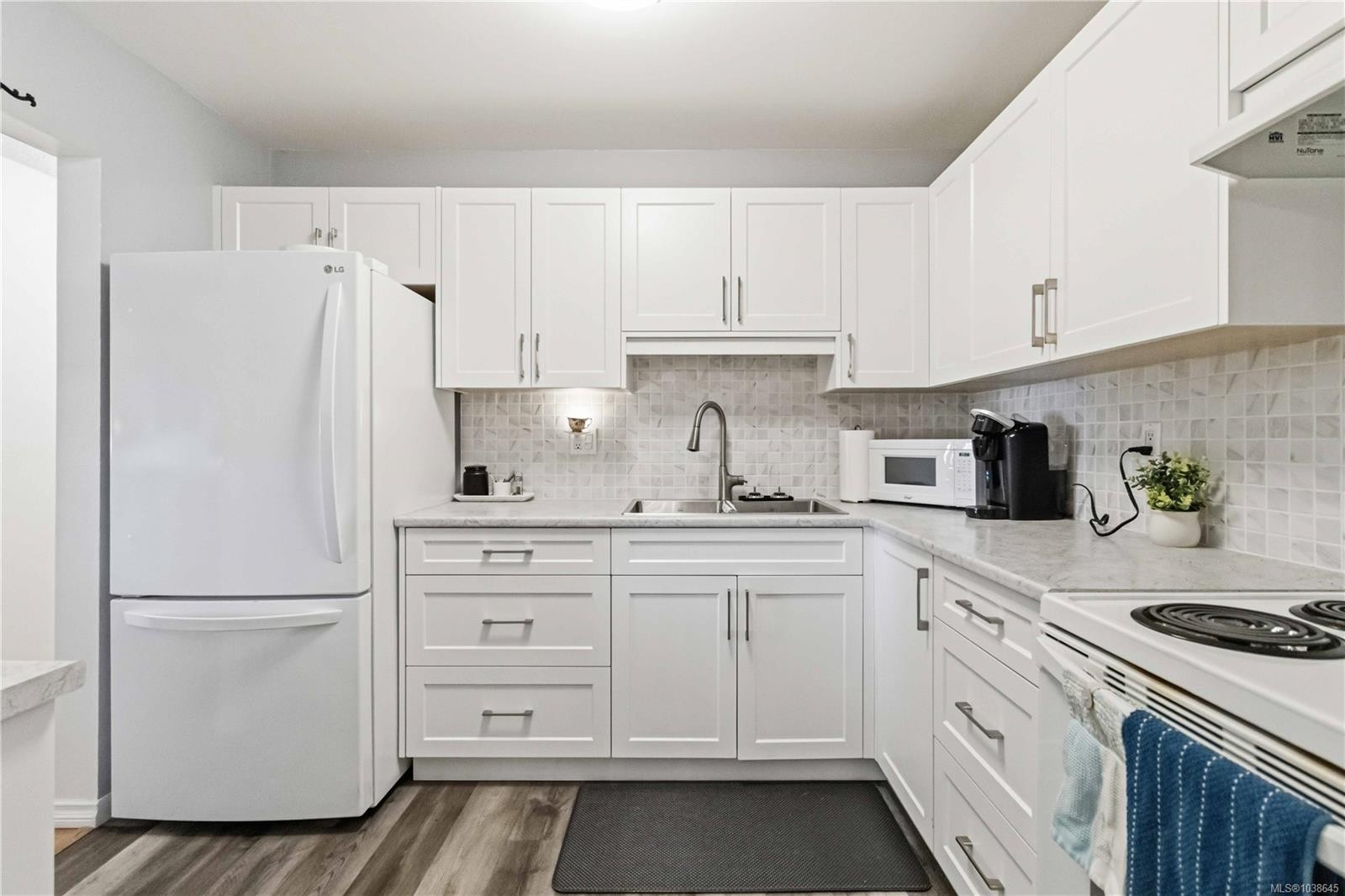 #203-1665 Oak Bay Ave, Victoria, BC - Indoor Photo Showing Kitchen