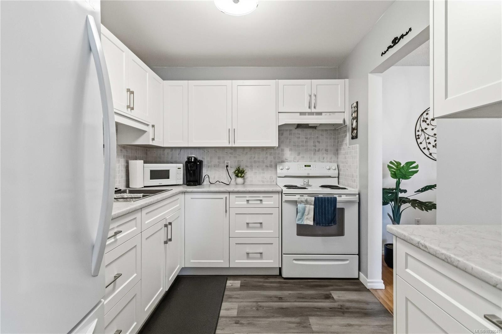 #203-1665 Oak Bay Ave, Victoria, BC - Indoor Photo Showing Kitchen