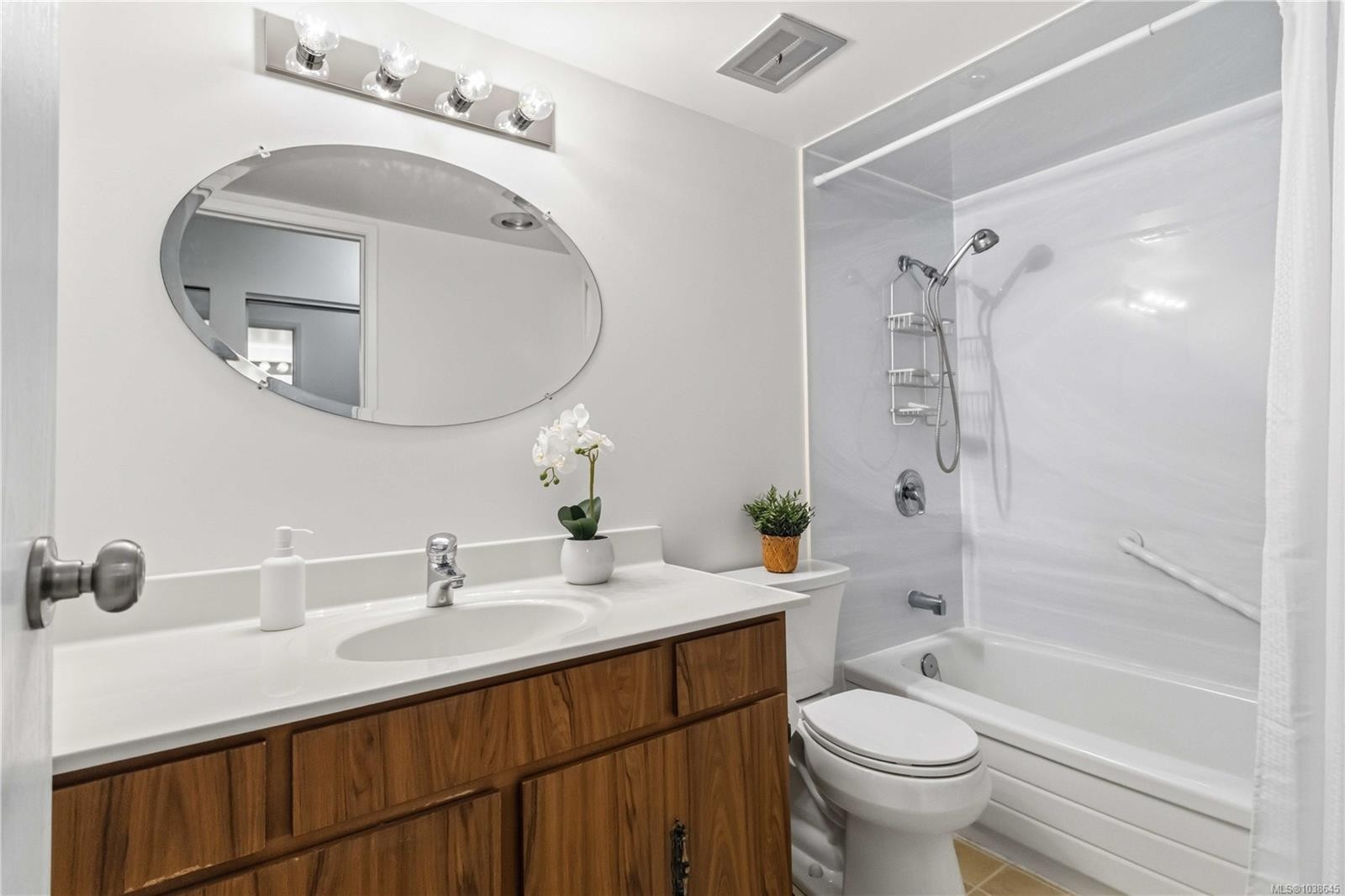 #203-1665 Oak Bay Ave, Victoria, BC - Indoor Photo Showing Bathroom