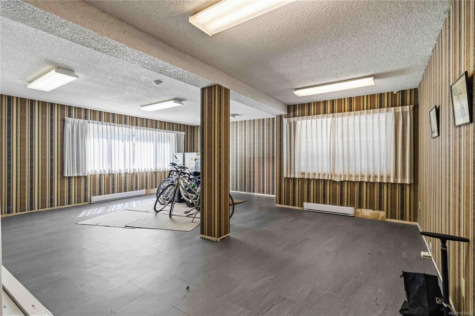 #203-1665 Oak Bay Ave, Victoria, BC - Indoor Photo Showing Other Room