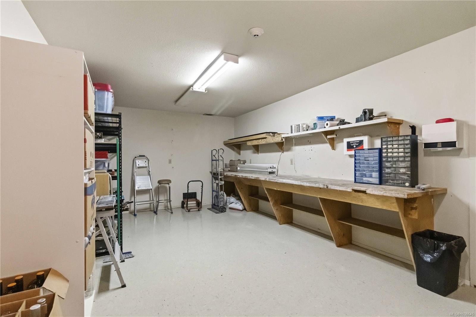 #203-1665 Oak Bay Ave, Victoria, BC - Indoor Photo Showing Other Room