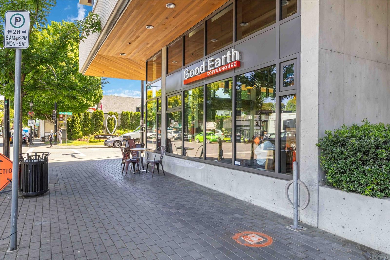 #203-1665 Oak Bay Ave, Victoria, BC - Outdoor