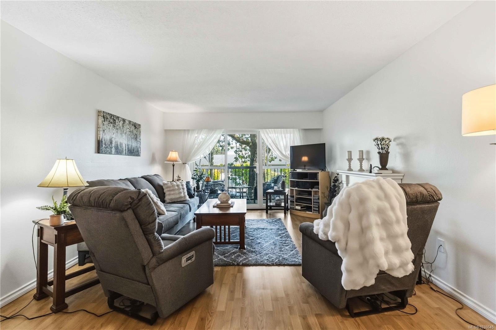 #203-1665 Oak Bay Ave, Victoria, BC - Indoor Photo Showing Living Room