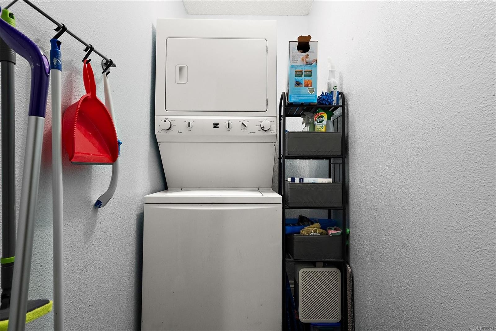 #211-290 Regina Ave, Saanich, BC - Indoor Photo Showing Laundry Room