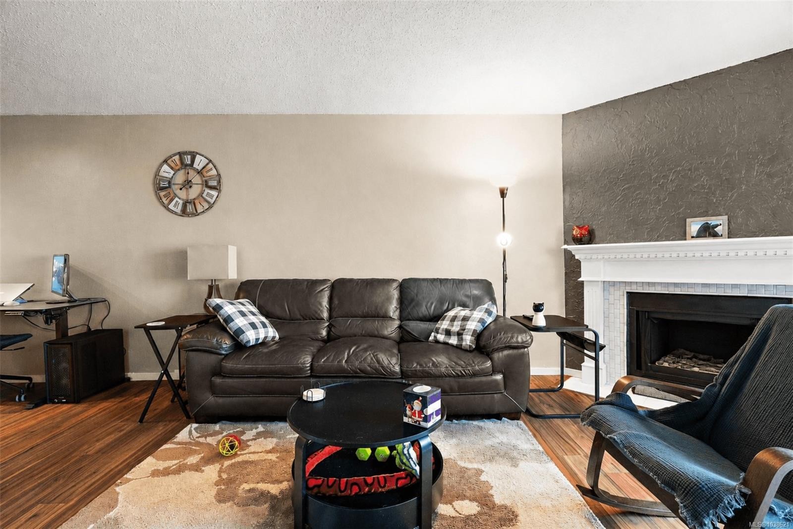 #211-290 Regina Ave, Saanich, BC - Indoor Photo Showing Living Room With Fireplace